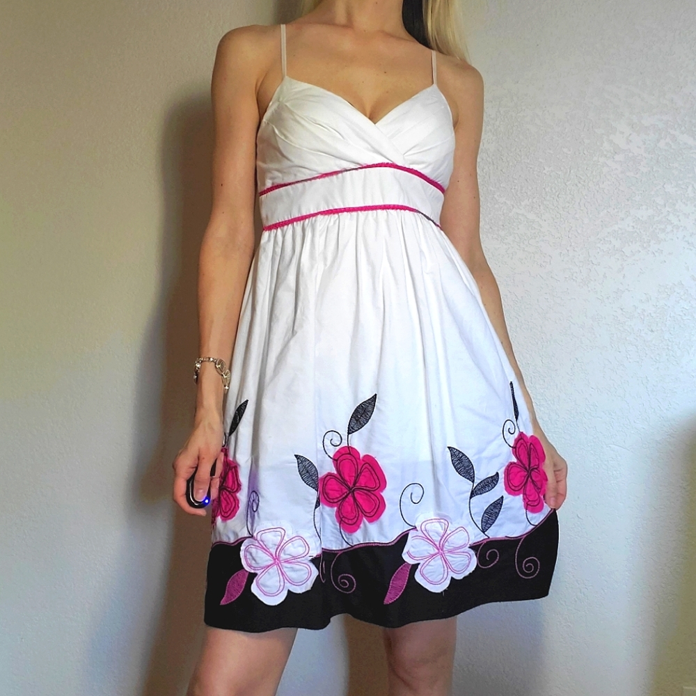 Lovely Appliquè Embroidered White Summer Dress Size 2 Size S Junior size 5